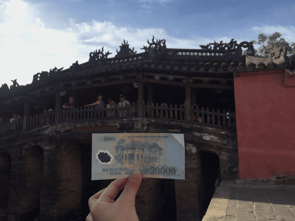 Dạo bước tr&ecirc;n Phố cổ Hội An để c&oacute; những gi&acirc;y ph&uacute;t ngược d&ograve;ng thời gian.